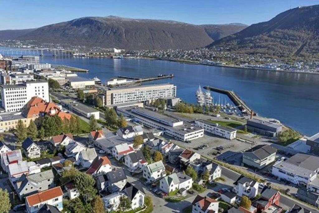 In The Heart Of The Aurora Borealis - Tromso City Exterior photo