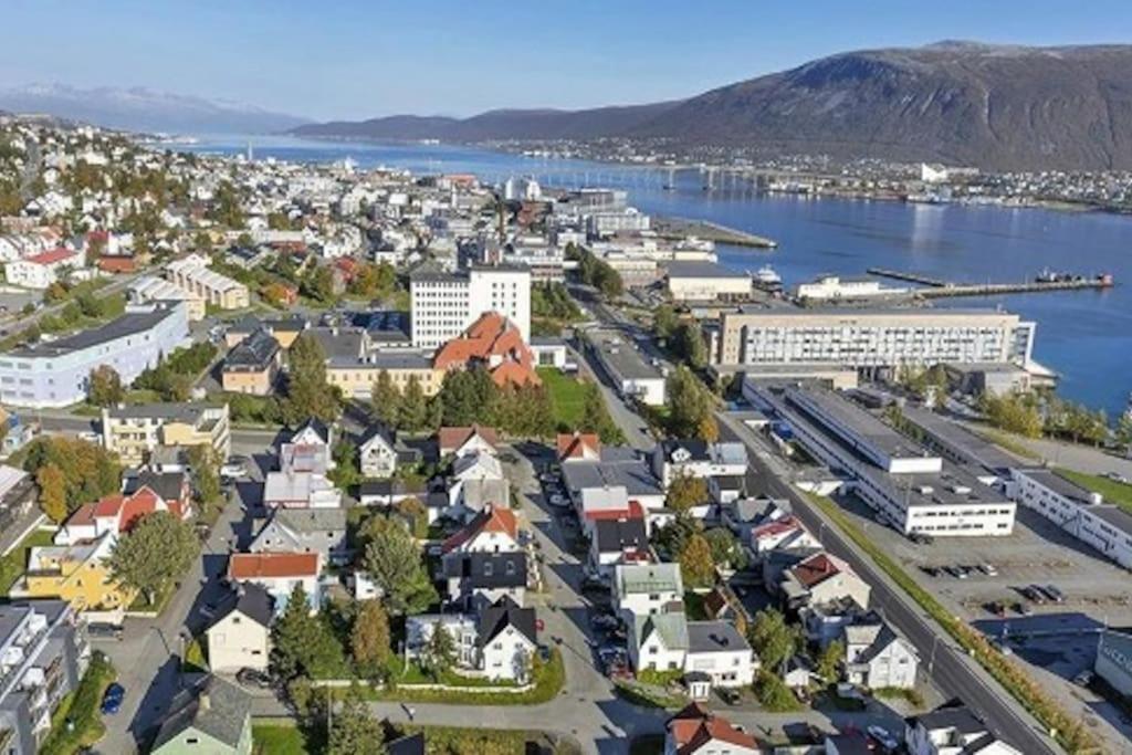 In The Heart Of The Aurora Borealis - Tromso City Exterior photo