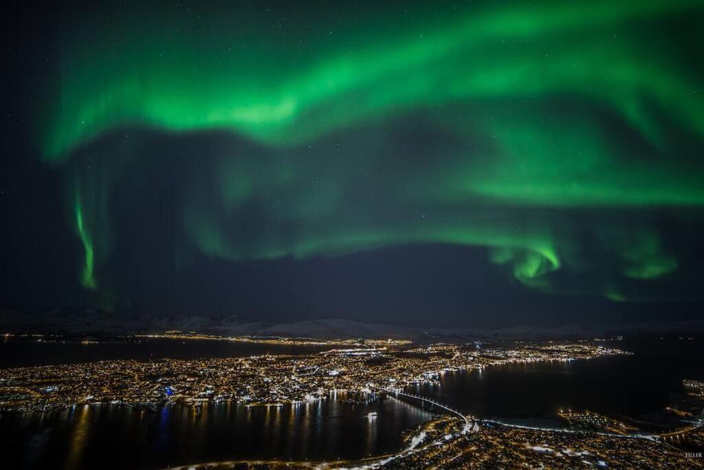 In The Heart Of The Aurora Borealis - Tromso City Exterior photo
